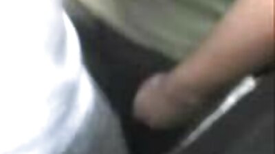 En het bimbo sitter på en kuk och hon hoppar på den riktigt hårt