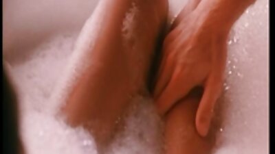Två superhotiga brudar smeker förföriska slitsar på ett passionerat sätt