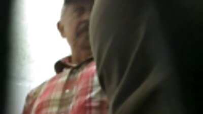 En snubbe ger en varm massage till sin kvinna och han knullar henne