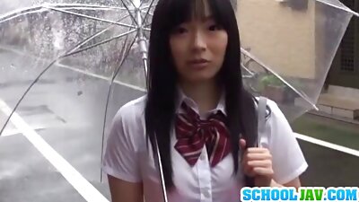 Solbränd asiatiskapojke får två hårda kukar i en trekant