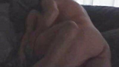 En brunett blir knullad under sin sexiga massage bakifrån